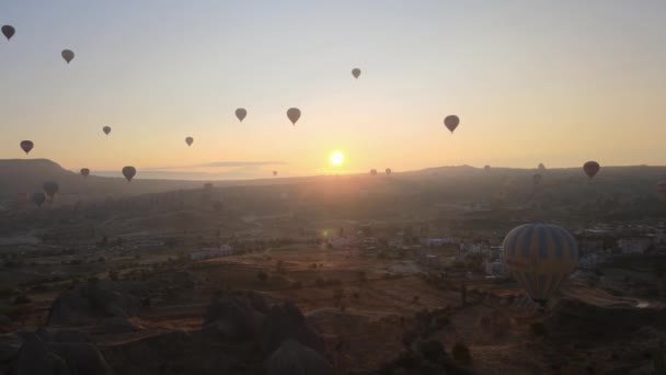 Horkovzdušné balóny na obloze nad národním parkem Goreme v Kappadokii, Turecko — Stock video