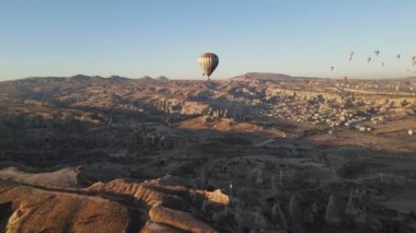 Kapadokya 'daki Goreme Milli Parkı üzerinde sıcak hava balonları