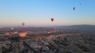 Kapadokya 'daki Goreme Milli Parkı üzerinde sıcak hava balonları