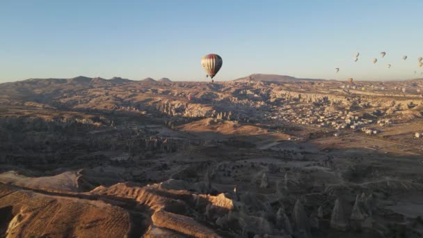 Globos de aire caliente en el cielo sobre el Parque Nacional Goreme en Capadocia, Turquía — Vídeo de stock