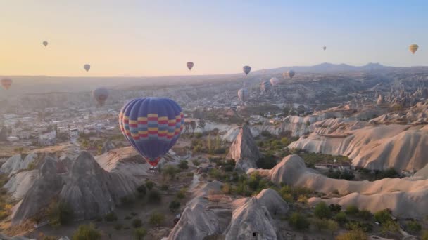 Hot air balloons in the sky over Goreme National Park in Cappadocia, Turkey — Stock Video