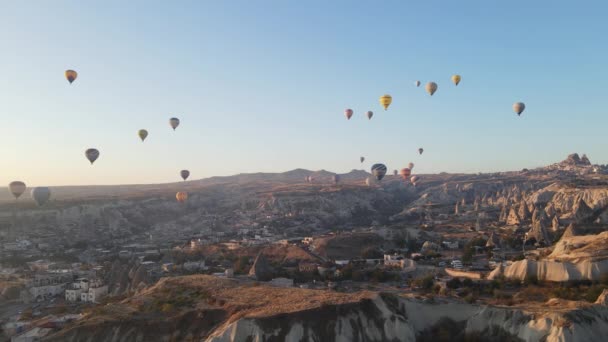 Balon udara panas di langit di atas Taman Nasional Goreme di Kapadokia, Turki — Stok Video