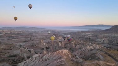 Kapadokya 'daki Goreme Milli Parkı üzerinde sıcak hava balonları
