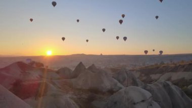 Kapadokya 'daki Goreme Milli Parkı üzerinde sıcak hava balonları