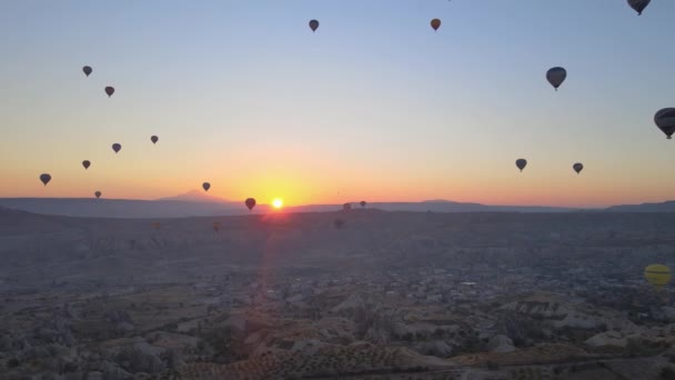 Balon udara panas di langit di atas Taman Nasional Goreme di Kapadokia, Turki — Stok Video