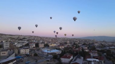 Kapadokya 'daki Goreme Milli Parkı üzerinde sıcak hava balonları