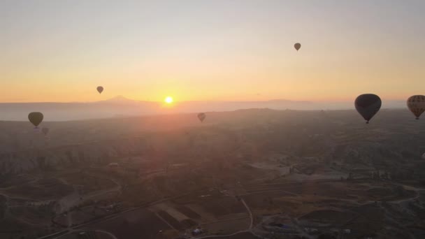 Luchtballonnen in de lucht boven Goreme National Park in Cappadocia, Turkije — Stockvideo