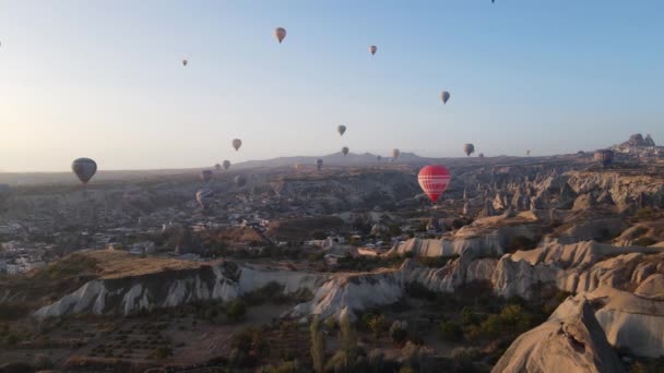 Palloncini d'aria calda nel cielo sopra il Parco Nazionale Goreme in Cappadocia, Turchia — Video Stock