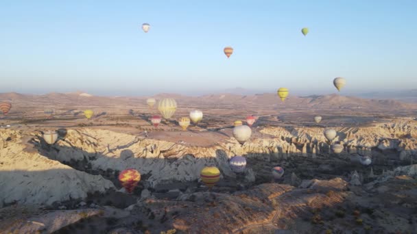 Montgolfières dans le ciel au-dessus du parc national Goreme en Cappadoce, Turquie — Video