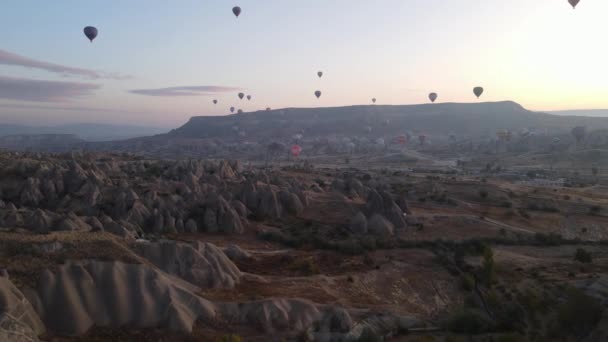 Luchtballonnen in de lucht boven Goreme National Park in Cappadocia, Turkije — Stockvideo