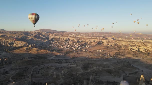Balony na ogrzane powietrze nad Parkiem Narodowym Goreme w Kapadocji, Turcja — Wideo stockowe