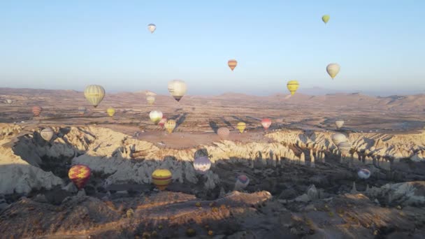 Balon udara panas di langit di atas Taman Nasional Goreme di Kapadokia, Turki — Stok Video