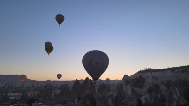 Μπαλόνια θερμού αέρα στον ουρανό πάνω από το Εθνικό Πάρκο Goreme στην Καππαδοκία της Τουρκίας — Αρχείο Βίντεο