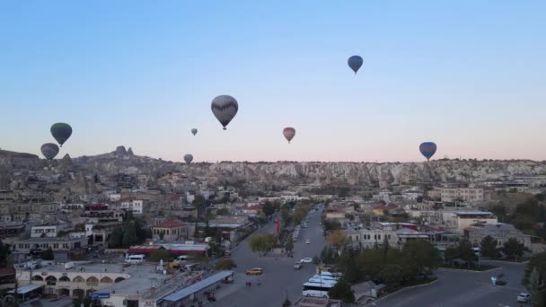Varmluftsballonger på himlen över Goreme National Park i Kappadokien, Turkiet — Stockvideo