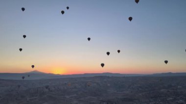 Kapadokya 'daki Goreme Milli Parkı üzerinde sıcak hava balonları