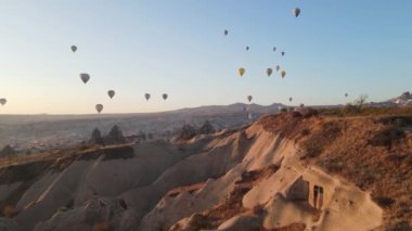 Kapadokya 'daki Goreme Milli Parkı üzerinde sıcak hava balonları