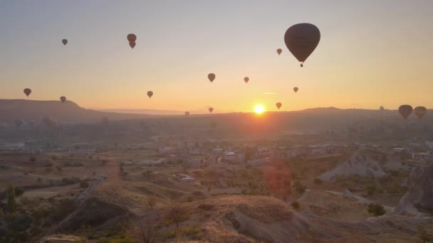 Balões de ar quente no céu sobre o Parque Nacional Goreme na Capadócia, Turquia — Vídeo de Stock