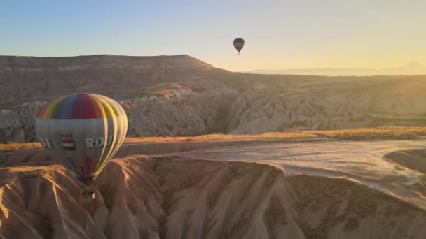 Luchtballonnen in de lucht boven Goreme National Park in Cappadocia, Turkije — Stockvideo