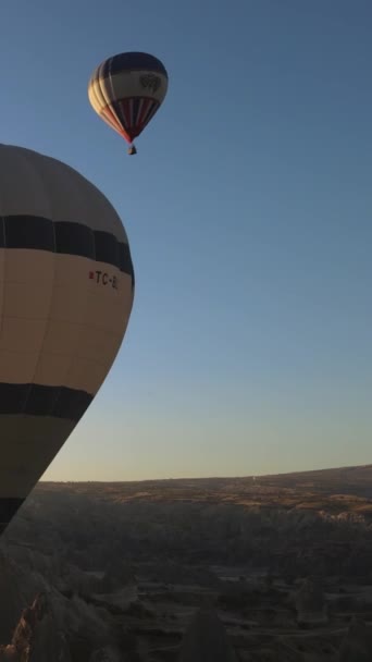 Vertikální video horkovzdušných balónů letících na obloze nad Cappadocia, Turecko. — Stock video