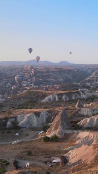 Vertical video of hot air balloons flying in the sky over Cappadocia, Turkey. — Stock Video