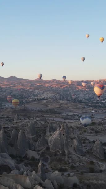 Vertikal video av varmluftsballonger som flyger på himlen över Kappadokien, Turkiet. — Stockvideo