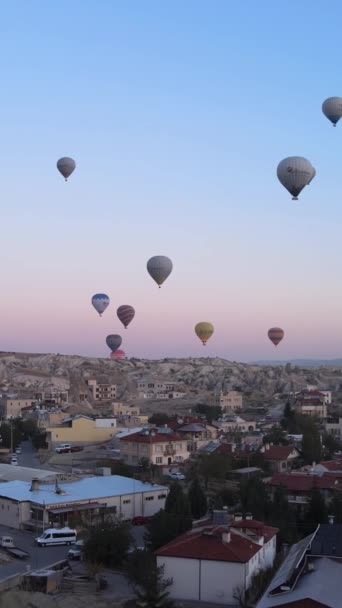 カッパドキア、トルコ上空を飛ぶ熱気球の垂直ビデオ. — ストック動画