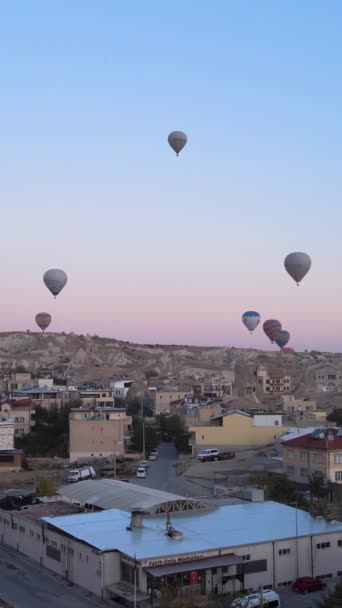 Vertikal video av varmluftsballonger som flyger på himlen över Kappadokien, Turkiet. — Stockvideo