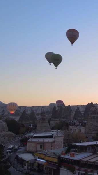Verticale video van heteluchtballonnen die in de lucht vliegen boven Cappadocia, Turkije. — Stockvideo