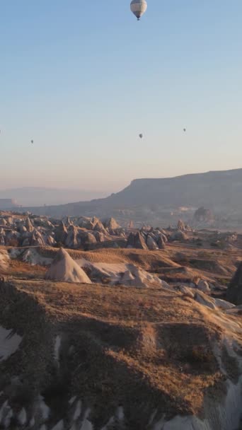 Vídeo vertical de globos de aire caliente volando en el cielo sobre Capadocia, Turquía. — Vídeos de Stock