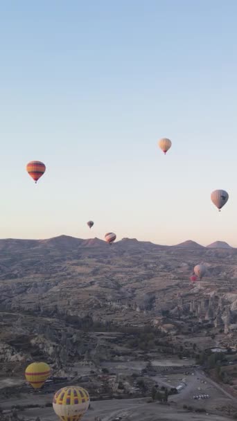 Vertikal video av varmluftsballonger som flyger på himlen över Kappadokien, Turkiet. — Stockvideo