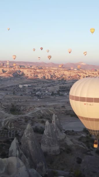 Vídeo vertical de globos de aire caliente volando en el cielo sobre Capadocia, Turquía. — Vídeo de stock