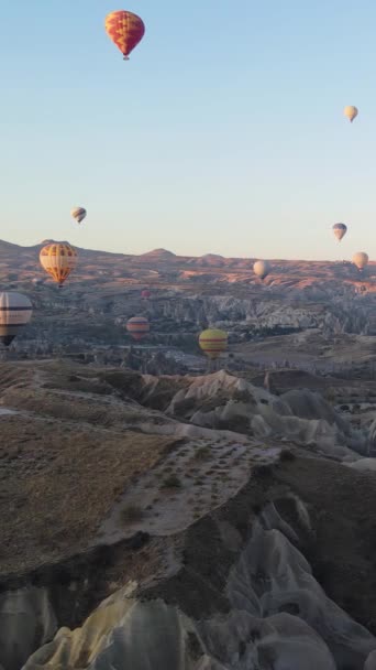 Vertikální video horkovzdušných balónů letících na obloze nad Cappadocia, Turecko. — Stock video