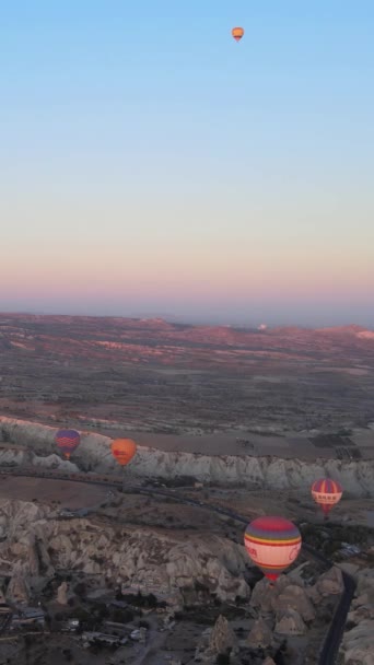 Vidéo verticale de montgolfières volant dans le ciel au-dessus de la Cappadoce, Turquie. — Video