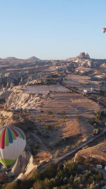 Vidéo verticale de montgolfières volant dans le ciel au-dessus de la Cappadoce, Turquie. — Video