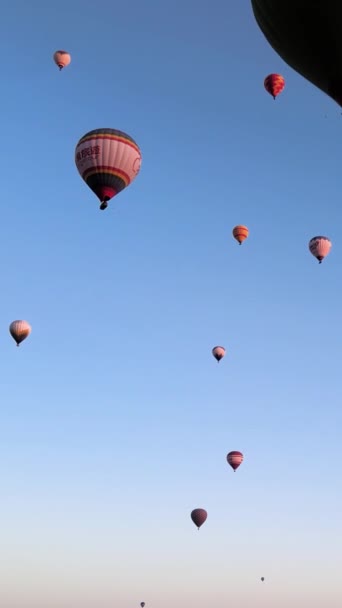 Vídeo vertical de balões de ar quente voando no céu sobre a Capadócia, Turquia. — Vídeo de Stock