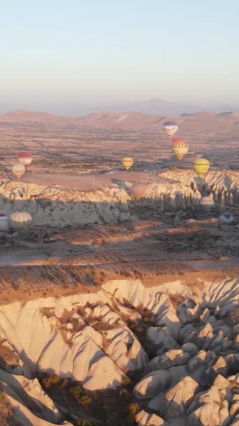 Vídeo vertical de globos de aire caliente volando en el cielo sobre Capadocia, Turquía. — Vídeos de Stock