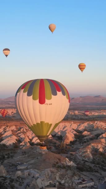 Vertikal video av varmluftsballonger som flyger på himlen över Kappadokien, Turkiet. — Stockvideo