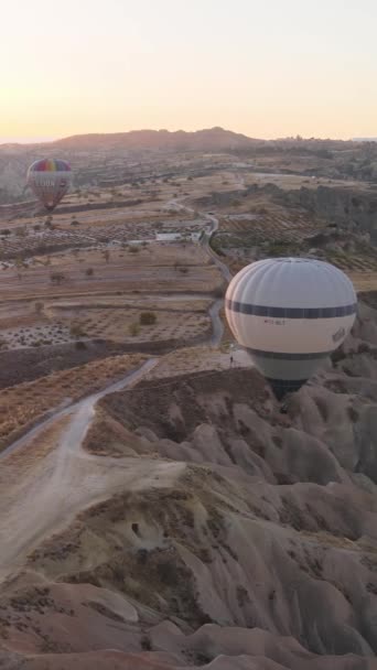 Vídeo vertical de globos de aire caliente volando en el cielo sobre Capadocia, Turquía. — Vídeos de Stock