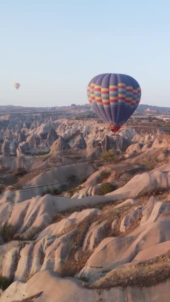 Vertikální video horkovzdušných balónů letících na obloze nad Cappadocia, Turecko. — Stock video