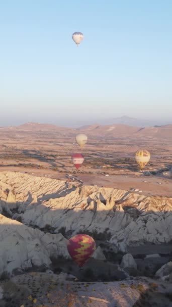 Video verticale di mongolfiere che volano nel cielo sopra la Cappadocia, Turchia. — Video Stock