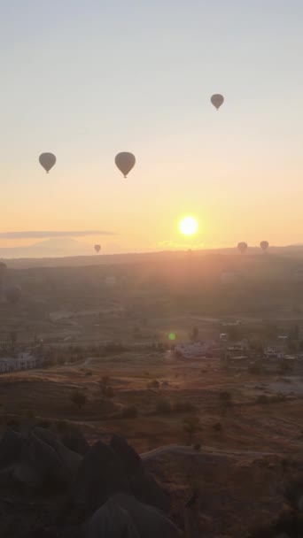 Vidéo verticale de montgolfières volant dans le ciel au-dessus de la Cappadoce, Turquie. — Video