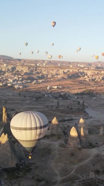 Vertikální video horkovzdušných balónů letících na obloze nad Cappadocia, Turecko. — Stock video