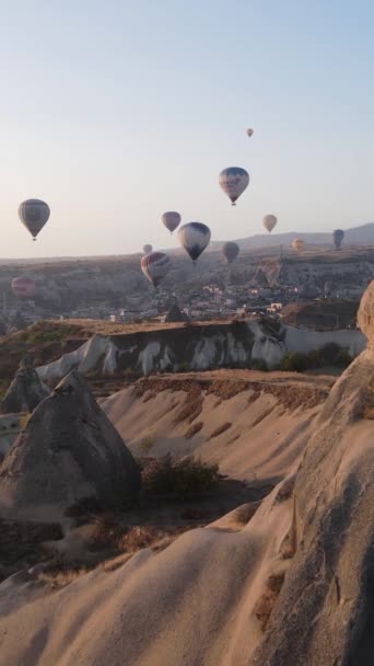 Függőleges videó hőlégballonokról az égen Cappadocia felett, Törökország. — Stock videók