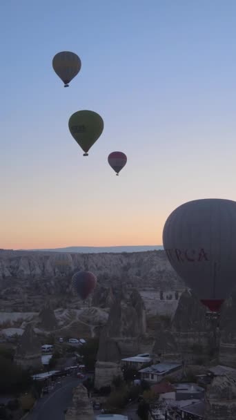 Vertikal video av varmluftsballonger som flyger på himlen över Kappadokien, Turkiet. — Stockvideo