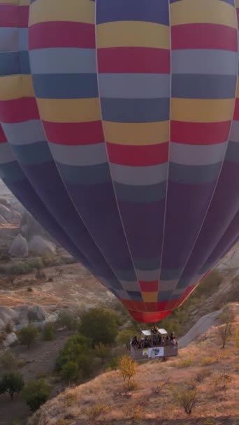 Vertical video of hot air balloons flying in the sky over Cappadocia, Turkey. — Stock Video