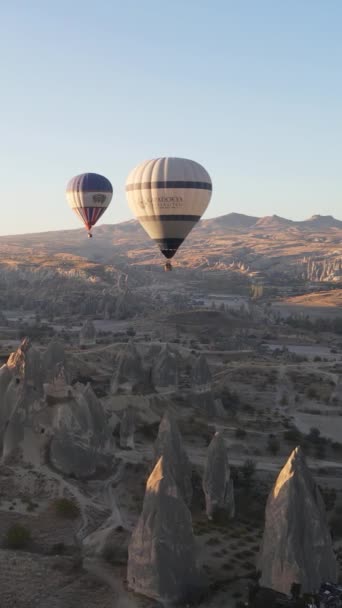 Verticale video van heteluchtballonnen die in de lucht vliegen boven Cappadocia, Turkije. — Stockvideo