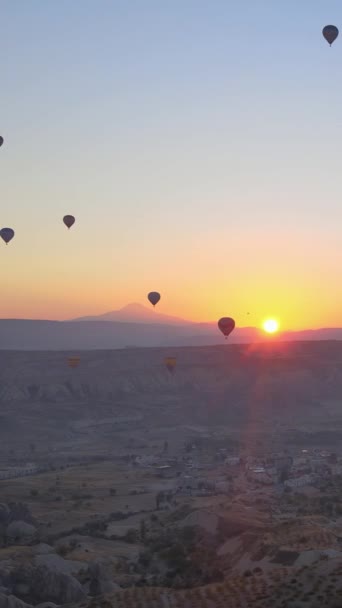 Vertical video of hot air balloons flying in the sky over Cappadocia, Turkey. — Stock Video