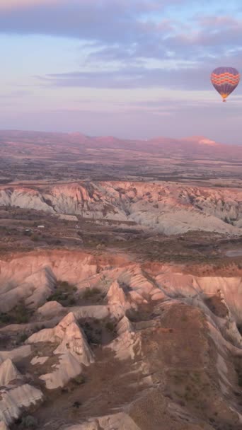 Pionowe wideo balonów latających na niebie nad Kapadocją, Turcja. — Wideo stockowe