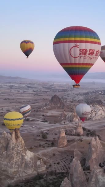 Vertikální video horkovzdušných balónů letících na obloze nad Cappadocia, Turecko. — Stock video