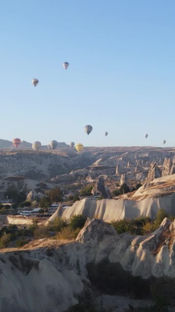 Video verticale di mongolfiere che volano nel cielo sopra la Cappadocia, Turchia. — Video Stock